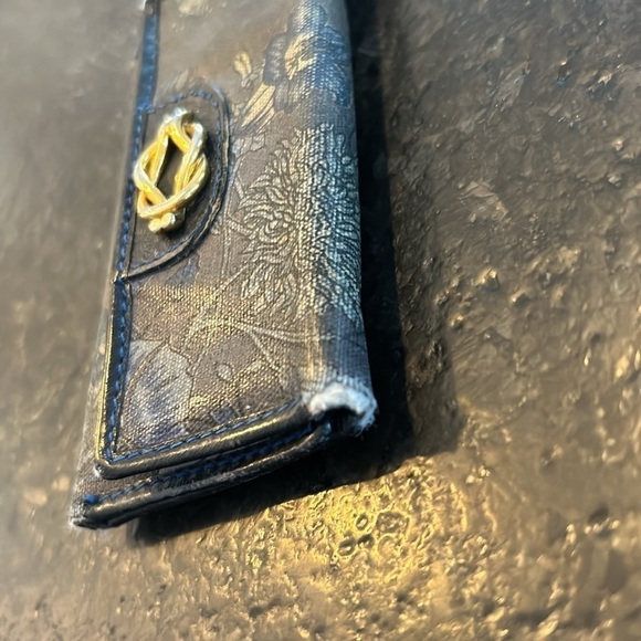 Vintage Gucci 6 key holder accessory navy blue with lotus floral print goldtone. - Picture 10 of 13